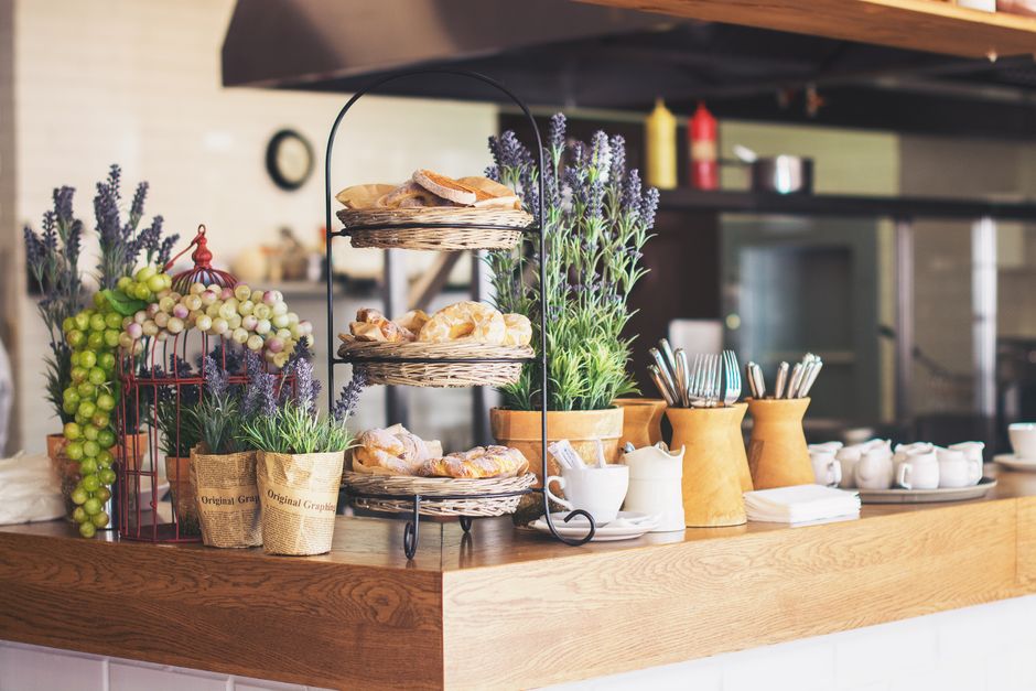 Mostrador de madera de la cafetería con vitrina de pan dulce recién horneado