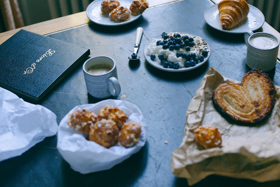 Vitrina de pan dulce y pasteles de la cafetería con conchas y pan de plátano